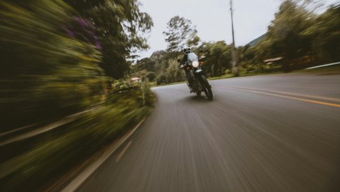 MOTOCIKL POTPUNO UNIŠTEN, VOZAČ SREĆOM OSTAO ŽIV: Jeziva nesreća u Paraćinu