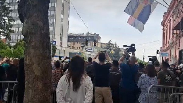 БЛОКАДЕРИ ПРАВЕ ХАОС У ЗАЈЕЧАРУ Насрнули на полицију и гађали их јајима (ВИДЕО) БЛОКАДЕРИ ПРАВЕ ХАОС У ЗАЈЕЧАРУ Насрнули на полицију и гађали их јајима (ВИДЕО)