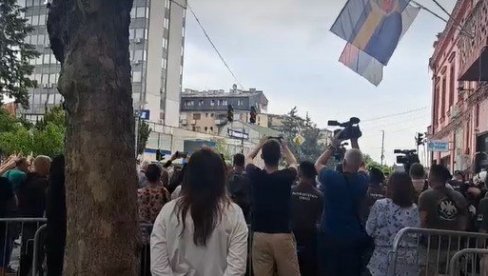 БЛОКАДЕРИ ПРАВЕ ХАОС У ЗАЈЕЧАРУ Насрнули на полицију и гађали их јајима (ВИДЕО) БЛОКАДЕРИ ПРАВЕ ХАОС У ЗАЈЕЧАРУ Насрнули на полицију и гађали их јајима (ВИДЕО)