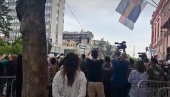 БЛОКАДЕРИ ПРАВЕ ХАОС У ЗАЈЕЧАРУ Насрнули на полицију и гађали их јајима (ВИДЕО)