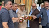 УЛИЦАМА ЈУРЕ ПОТОЦИ ПИВА: У Зрењанину почели јубиларни 40. Дани пива (ФОТО)