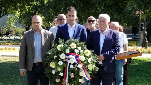 ВЕНЦИ НА СПОМЕНИК ЖРТВАМА РАТОВА 1990-1999: У Сомбору у знак сећања на све страдале и прогнане у Олуји ВЕНЦИ НА СПОМЕНИК ЖРТВАМА РАТОВА 1990-1999: У Сомбору у знак сећања на све страдале и прогнане у Олуји