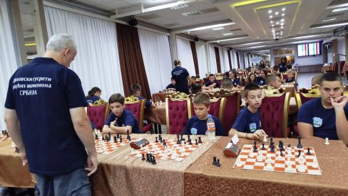 OTADŽBINA SE VOLI I NA VIŠE OD 64 POLJA: Letnji šahovski kamp za decu srpskog porekla u Paraćinu okupio više od 120 mališana iz 13 zemalja OTADŽBINA SE VOLI I NA VIŠE OD 64 POLJA: Letnji šahovski kamp za decu srpskog porekla u Paraćinu okupio više od 120 mališana iz 13 zemalja