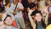 NARODE, OVO TI NUDE BLOKADERI FAŠISTI: Kamenovanje, srednji prst, psovke i uvrede (VIDEO) NARODE, OVO TI NUDE BLOKADERI FAŠISTI: Kamenovanje, srednji prst, psovke i uvrede (VIDEO)