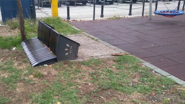 ВАНДАЛИ НЕ МИРУЈУ: У Сунчаном парку изваљена још једна клупа ВАНДАЛИ НЕ МИРУЈУ: У Сунчаном парку изваљена још једна клупа