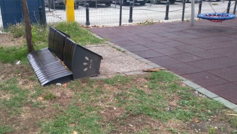 VANDALI NE MIRUJU: U Sunčanom parku izvaljena još jedna klupa VANDALI NE MIRUJU: U Sunčanom parku izvaljena još jedna klupa