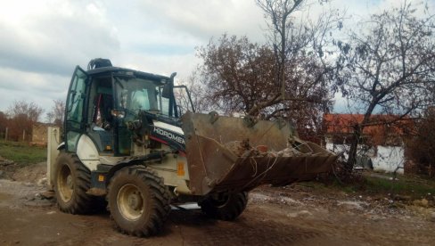 SVANUĆE OPET, KADA UĐEMO POD SVOJ KROV: Reporeter Novosti u Merovcu sa meštanima koji raščišćavaju zgarišta