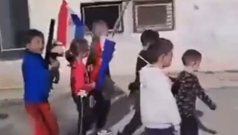 (VIDEO) SKANDAL, USTAŠE OD MALIH NOGU: Deca sa improvizovanim puškama viču Za dom spremni (VIDEO) SKANDAL, USTAŠE OD MALIH NOGU: Deca sa improvizovanim puškama viču Za dom spremni