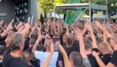 МАСА ЉУДИ САЛУТИРА НАЦИСТИЧКИМ ПОЗДРАВОМ У КНИНУ: Нови језив снимак из Хрватске, има ли краја усташком лудилу?! (ВИДЕО)