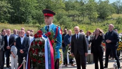 KRVAVI PEČAT NA PETROVAČKOJ CESTI Vučević: Beskompromisno će se tražiti odgovornost za zločin KRVAVI PEČAT NA PETROVAČKOJ CESTI Vučević: Beskompromisno će se tražiti odgovornost za zločin