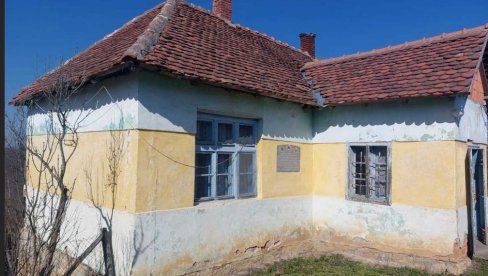ДОМАЋИНСТВО СА ЧАК ДВЕ КУЋЕ ПРОДАЈЕ СЕ ЗА СВЕГА 13.500 ЕВРА: Добра прилика за оне који маштају о сеоском животу