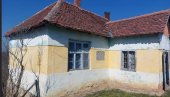 ДОМАЋИНСТВО СА ЧАК ДВЕ КУЋЕ ПРОДАЈЕ СЕ ЗА СВЕГА 13.500 ЕВРА: Добра прилика за оне који маштају о сеоском животу