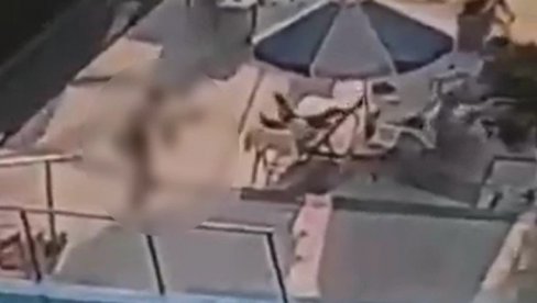 OVO JE TRENUTAK KADA JE UPUCAN KAN: Stravičan snimak napada pored bazena (VIDEO) OVO JE TRENUTAK KADA JE UPUCAN KAN: Stravičan snimak napada pored bazena (VIDEO)