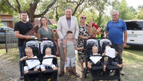 ДОДИК ОБРАДОВАО БАЊАЛУЧКЕ ЧЕТВОРКЕ: Нови стан за породицу са петоро деце