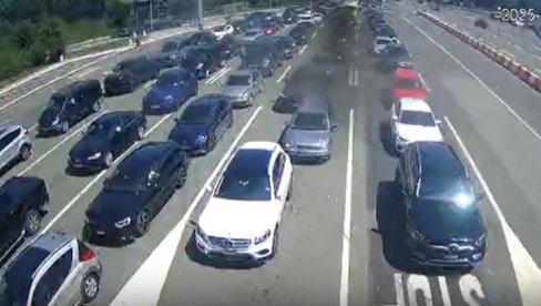 PAKAO NA BATROVCIMA, KOLONE KILOMETARSKE: Na ulaz u Hrvatsku čeka se tri sata PAKAO NA BATROVCIMA, KOLONE KILOMETARSKE: Na ulaz u Hrvatsku čeka se tri sata