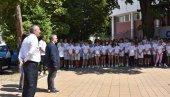 МИНИСТАР ПРОСВЕТЕ ПОСЕТИО УЧЕСНИКЕ КАМПА „СРБИЈА ТЕ ЗОВЕ 2025“: Шанса да се ђаци упознају са нашом културом и језиком