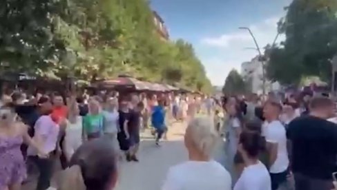 OVO JE IPAK SRBIJA! Kurti pokušao novu provokaciju u Severnoj Mitrovici - Srbi mu odgovorili kolom i pesmom! (VIDEO)