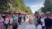 OVO JE IPAK SRBIJA! Kurti pokušao novu provokaciju u Severnoj Mitrovici - Srbi mu odgovorili kolom i pesmom! (VIDEO)