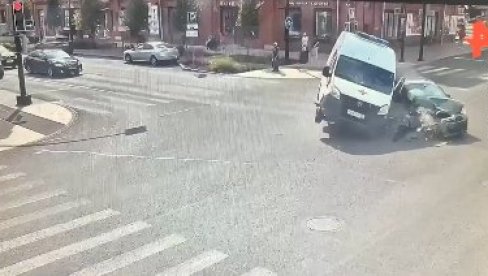ТЕЖАК СУДАР, ИМА ПОВРЕЂЕНИХ: Аутомобил налетео на возило хитне помоћи (ВИДЕО) ТЕЖАК СУДАР, ИМА ПОВРЕЂЕНИХ: Аутомобил налетео на возило хитне помоћи (ВИДЕО)
