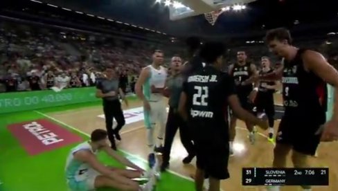 TOTALNI HAOS! Luka Dončić i Bonga u klinču, Slovenac pobesneo na Partizanovog košarkaša (VIDEO)