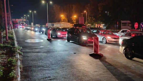 КАТАСТРОФА НА БАТРОВЦИМА: Колона дуга 5 километара, људима у колони воду продају за два евра