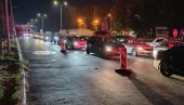 KATASTROFA NA BATROVCIMA: Kolona duga 5 kilometara, ljudima u koloni vodu prodaju za dva evra