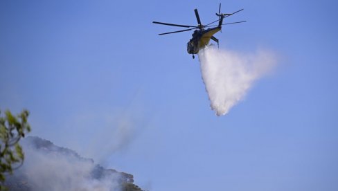 ВАТРЕНА БУКТИЊА 4 ДАНА ГУТА СВЕ ПРЕД СОБОМ: Гаси је 20 хеликоптера и више од 2.000 људи ВАТРЕНА БУКТИЊА 4 ДАНА ГУТА СВЕ ПРЕД СОБОМ: Гаси је 20 хеликоптера и више од 2.000 људи
