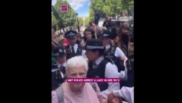 ЛИЦЕМЕРНОЈ НОВОЈ С СУ ОВИ ПРИЗОРИ САСВИМ НОРМАЛНИ: Овако Британци млате демонстранте - ухапсили и старицу од 90 година (ВИДЕО) ЛИЦЕМЕРНОЈ НОВОЈ С СУ ОВИ ПРИЗОРИ САСВИМ НОРМАЛНИ: Овако Британци млате демонстранте - ухапсили и старицу од 90 година (ВИДЕО)