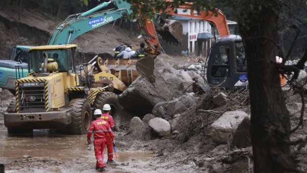 КАМЕЊЕ ВЕЛИЧИНЕ КРЕВЕТА КОТРЉАЛО СЕ НИЗ РЕКУ: Поплаве у кинеској провинцији Гансу однеле најмање 13 живота, 30 особа нестало КАМЕЊЕ ВЕЛИЧИНЕ КРЕВЕТА КОТРЉАЛО СЕ НИЗ РЕКУ: Поплаве у кинеској провинцији Гансу однеле најмање 13 живота, 30 особа нестало
