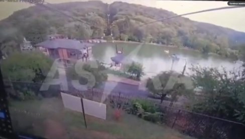 JEZIV SNIMAK IZ DRUGOG UGLA: Pogledajte trenutak kada je pukla žičara sa turistima u Rusiji (VIDEO) JEZIV SNIMAK IZ DRUGOG UGLA: Pogledajte trenutak kada je pukla žičara sa turistima u Rusiji (VIDEO)