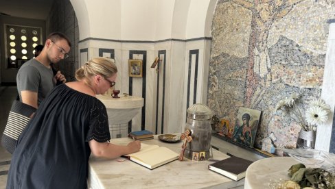 НОВОСТИ НА ЛИЦУ МЕСТА - КАД СРЦЕ ЗАДРХТИ НАД ПЛАВОМ ГРОБНИЦОМ: Острва Крф и Видо заувек уписана у генетски код српског народа