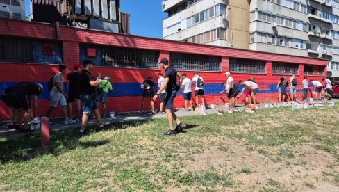 KAD NAROD USTANE PROTIV BLOKADERA: Pogledajte kako je trobojka vraćena na Liman! (VIDEO)