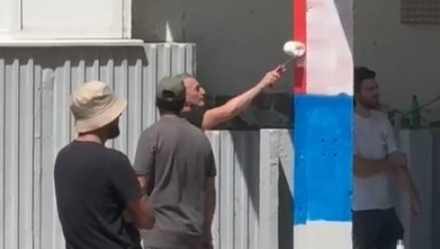 KAKVA SRAMOTA! Blokaderske ustaše ponovo uništavaju srpsku zastavu! (VIDEO) KAKVA SRAMOTA! Blokaderske ustaše ponovo uništavaju srpsku zastavu! (VIDEO)
