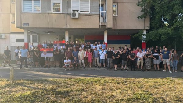 СЛИКА ПОНОСА: У Лиману опет тробојка - прави родољуби осликали боје наше земље у новосадском насељу СЛИКА ПОНОСА: У Лиману опет тробојка - прави родољуби осликали боје наше земље у новосадском насељу