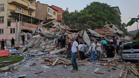 TRESLA SE TURSKA TOKOM NOĆI: Nakon snažnog zemljotresa usledilo stotinu potresa