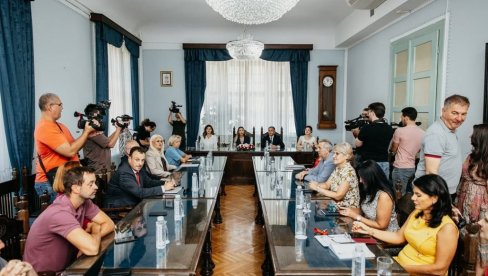 MEŠTANI TRI SUBOTIČKA NASELJA DOBIJAJU MAGISTRALNI VODOVOD: Ministarka Mesarović donela dobre vesti na sever Bačke MEŠTANI TRI SUBOTIČKA NASELJA DOBIJAJU MAGISTRALNI VODOVOD: Ministarka Mesarović donela dobre vesti na sever Bačke