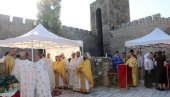 СПОМЕН НА МАТИ АНГЕЛИНУ У СМЕДЕРЕВСКОЈ ТВРЂАВИ: Литургија за свете Бранковиће на темељима средњевековне црквице