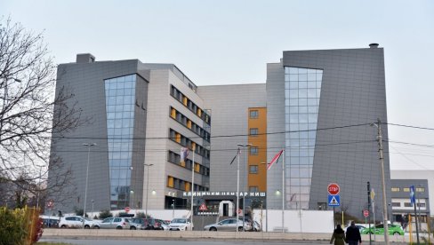 TINEJDŽER I DALJE KRITIČNO: Lekari o stanju dečaka (17) koji je sa četvrtog sprata zgrade u Nišu pao na pločnik TINEJDŽER I DALJE KRITIČNO: Lekari o stanju dečaka (17) koji je sa četvrtog sprata zgrade u Nišu pao na pločnik