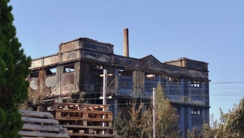 УГАШЕН ПОЖАР У КРУГУ БИВШЕ ПАРАЋИНСКЕ ШТОФАРЕ: Горео напуштени објекат камгарна (ФОТО)