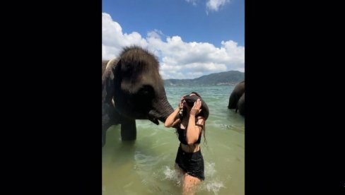 OVAJ VIDEO POGLEDALO JE 90 MILIONA LJUDI: Snimak turistkinje sa Tajlanda postao hit na društvenim mrežama OVAJ VIDEO POGLEDALO JE 90 MILIONA LJUDI: Snimak turistkinje sa Tajlanda postao hit na društvenim mrežama
