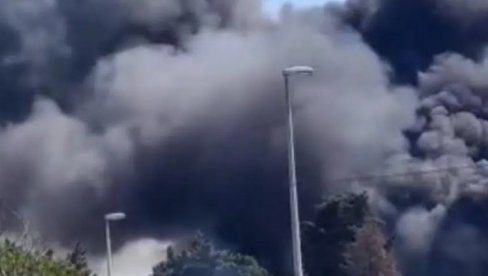 VELIKI POŽAR KOD ŽELEZNIČKE STANICE U BARU: Nad gradom se nadvio gust dim VELIKI POŽAR KOD ŽELEZNIČKE STANICE U BARU: Nad gradom se nadvio gust dim