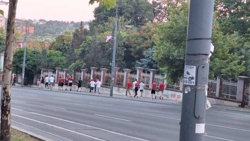СВЕ СЕ ЦРВЕНИ (И БЕЛИ) КА МАРАКАНИ: Реке навијача кренуле на Звезда - Лех СВЕ СЕ ЦРВЕНИ (И БЕЛИ) КА МАРАКАНИ: Реке навијача кренуле на Звезда - Лех