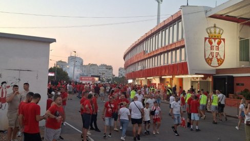 SVE SE CRVENI (I BELI) KA MARAKANI: Reke navijača krenule na Zvezda - Leh SVE SE CRVENI (I BELI) KA MARAKANI: Reke navijača krenule na Zvezda - Leh