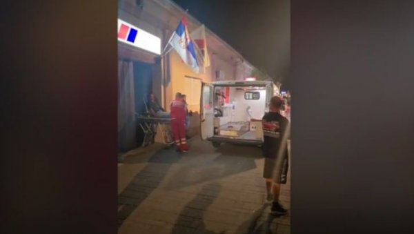 ОДВЕЛА ГА ХИТНА: Повређен један од грађана који су бранили просторије СНС-а у Бачкој Паланци (ВИДЕО)