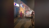 ODVELA GA HITNA: Povređen jedan od građana koji su branili prostorije SNS-a u Bačkoj Palanci (VIDEO)