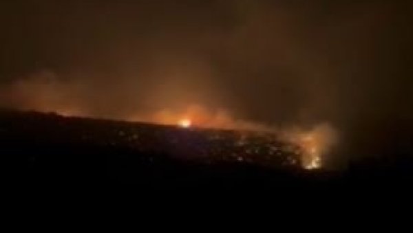 ВАТРА ГУТА СВЕ ПРЕД СОБОМ: Најновији снимци пожара у Кучима (ВИДЕО) ВАТРА ГУТА СВЕ ПРЕД СОБОМ: Најновији снимци пожара у Кучима (ВИДЕО)