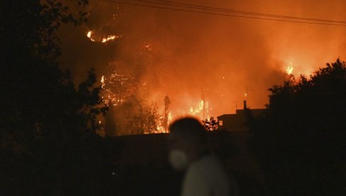 EVAKUISANI TURISTI U POZNATOM LETOVALIŠTU: Besne požari širom Grčke - hiljade vatrogasaca na terenu