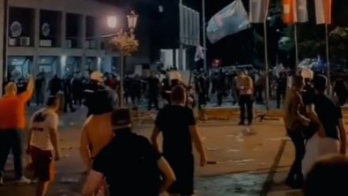 DIVLJAŠTVO BRAJANA BRKOVIĆA: Snimak kako gađa policiju i neistomišljenike u Vrbasu (VIDEO) DIVLJAŠTVO BRAJANA BRKOVIĆA: Snimak kako gađa policiju i neistomišljenike u Vrbasu (VIDEO)