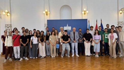 МЛАДИМА ИЗ ДОРТМУНДА ПРИРЕЂЕН ПРИЈЕМ У НОВОСАДСКОЈ ГРАДСКОЈ КУЋИ: Побратимски односи два града трају 43 године