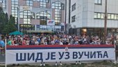 ACO SRBINE! Ogromna podrška - Veliki broj ljudi pred prostorijama SNS-a u Šidu (VIDEO)